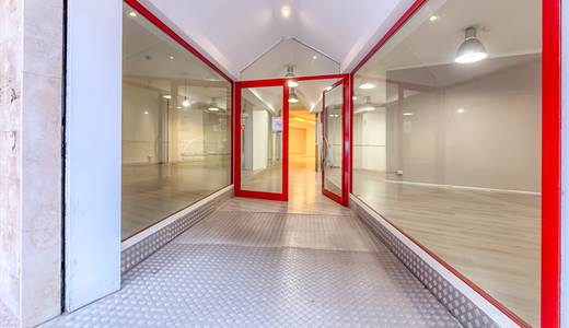 Ampio locale commerciale con 5 vetrine in Via Campania